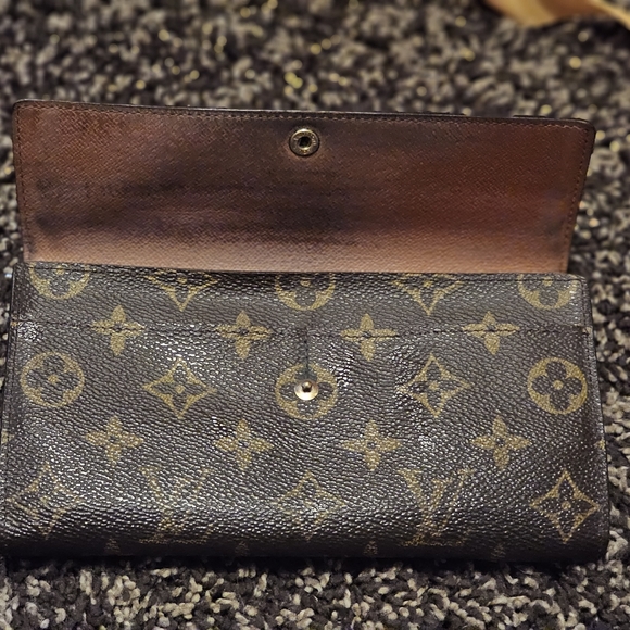 Louis Vuitton Classic Sarah Wallet - Picture 3 of 6